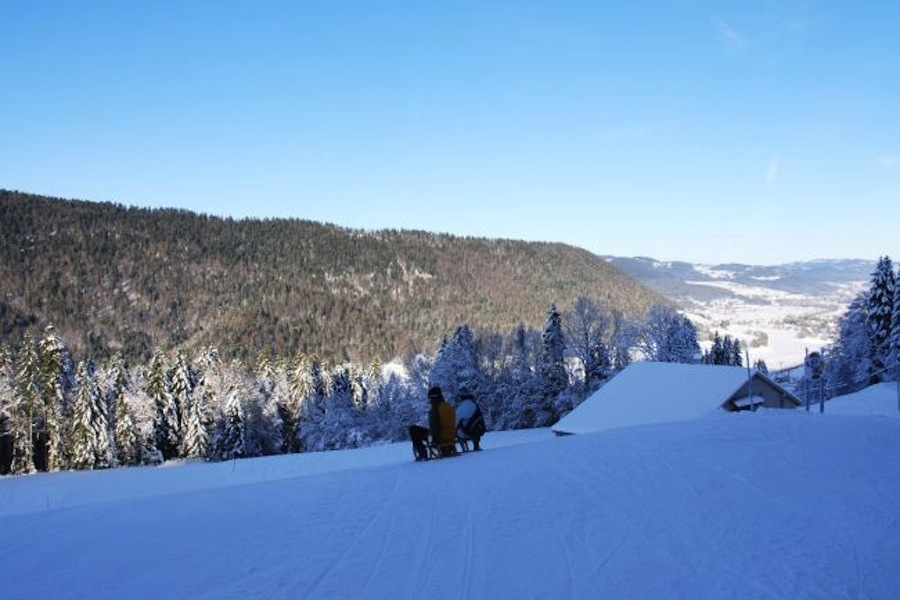 Luger sur la piste de luge de la station de ski La Robella, Val-de-Travers, Jura suisse