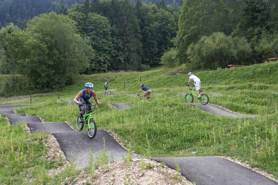 pilotes BMX sur le pump track stimulant du parc de loisirs La Robella dans le Val-de-Travers 