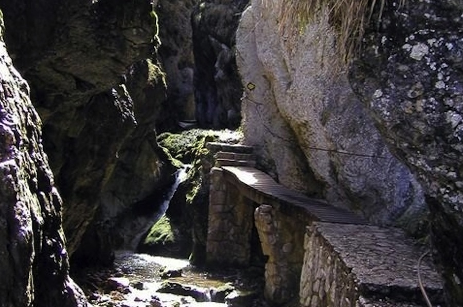 randonnée aux gorges sauvages et romantiques de la Poëta-Raisse dans le Val-de-Travers, Jura suisse
