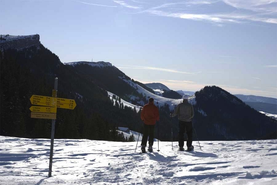 Schneeschuhwandern im Skigebiet von La Robella, Val-de-Travers, Neuenburger Jura