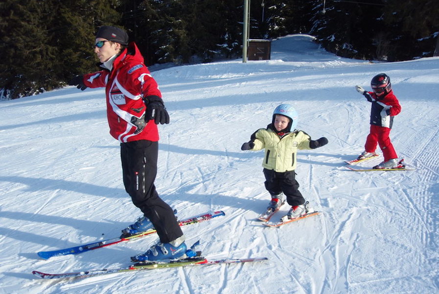 Kinder lernen Ski fahren mit der Schweizer Skischule Neuenburger Berge