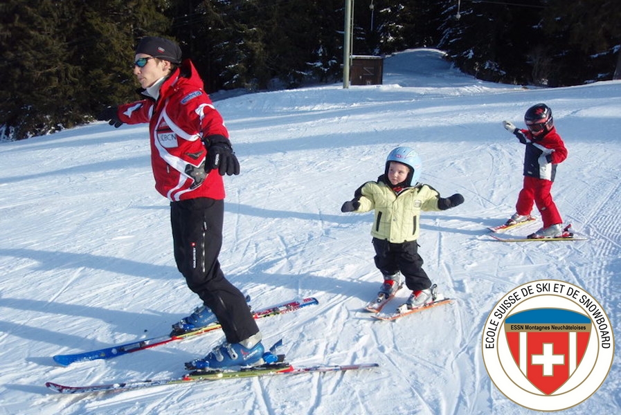 Kinder lernen Ski fahren mit der Schweizer Skischule Neuenburger Berge