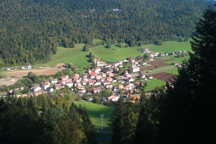 Das Dorf Buttes am Fuss von La Robella, Val-de-Travers