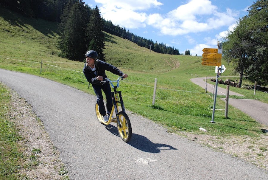 Trottinett fahren im Freizeitpark La Robella, Val-de-Travers