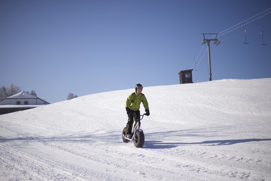 Trottinette en hiver au parc de loisirs La Robella à Buttes avec la trottinette de neige