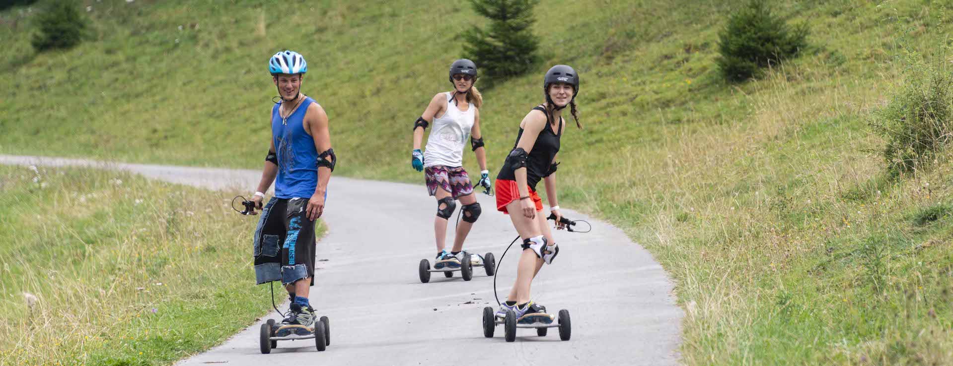 Spass mit dem Trottinett auf La Robella, Val-de-Travers