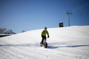 XL-Trottinett auf Schnee – Robella Val-de-Travers