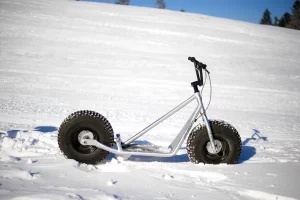 XL-Trottinett auf Schnee – Robella Val-de-Travers